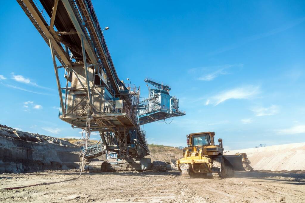 Mine, Bergbau, Bagger, Abbau http://www.shutterstock.com/de/pic-247859638/stock-photo-mining-machinery-in-the-mine-closeup.html, © www.shutterstock.com (30.01.2015) 