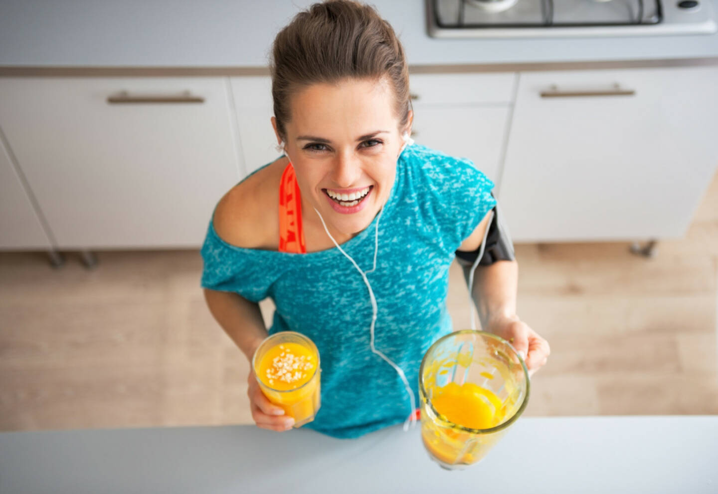 Runplugged, plugged, Musik, hören, Kopfhörer, Smoothie, http://www.shutterstock.com/de/pic-247502278/stock-photo-portrait-of-happy-fitness-young-woman-with-pumpkin-smoothie-in-kitchen.html