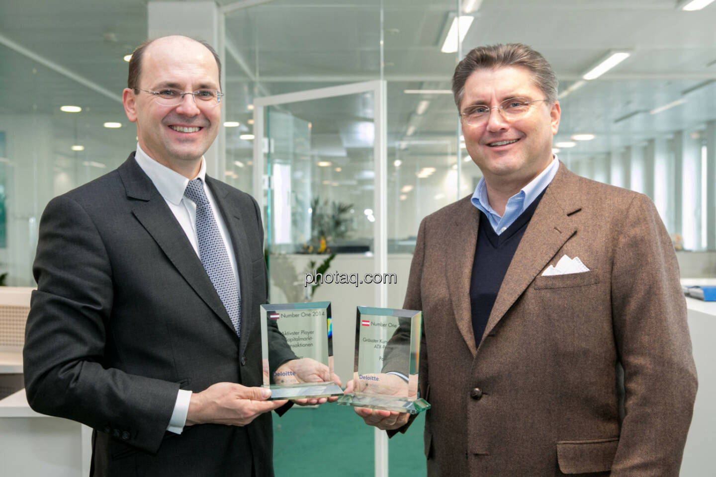 Christian Maier und Karl-Heinz Strauss: Number One Award für die Porr AG, den aktivsten Player, ATX-Prime-Topperformer, definitiv der Aufsteiger des Jahres 2014, was die Kapitalmarktpräsenz betrifft.
