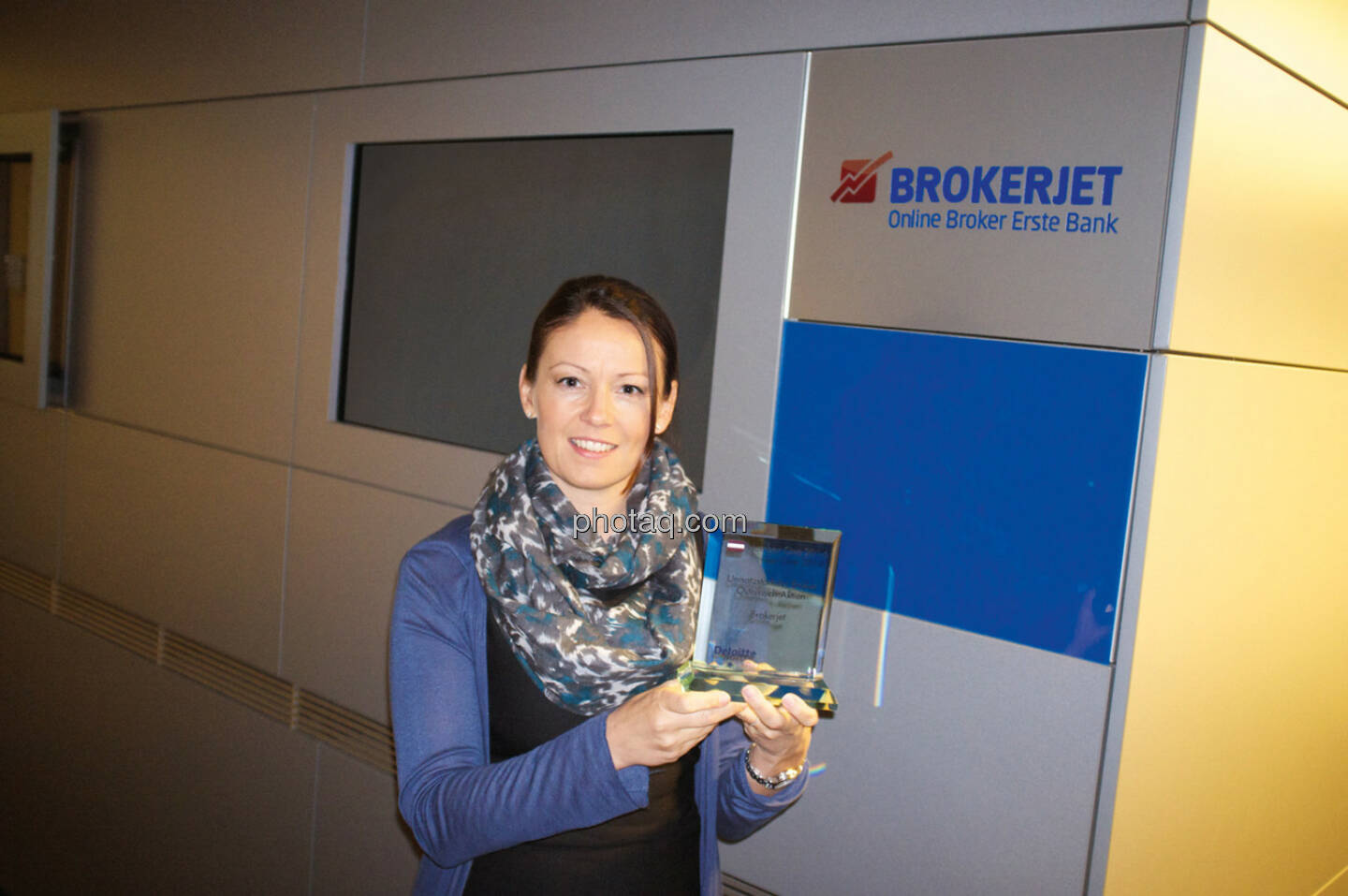 Brokerjet-Chefin Beatrix Schlaffer mit ihren Number One Award für den umsatzstärksten Broker bei Austro-Aktien. 