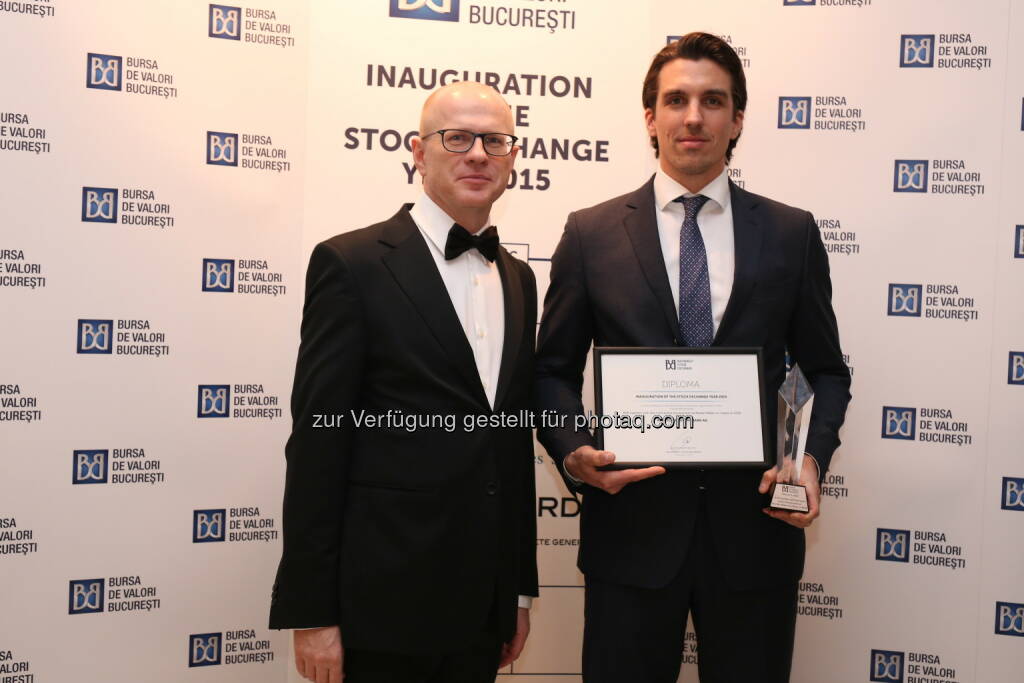 Ludwik Sobolewski (CEO Bucharest Stock Exchange), Stefan Neubauer (RCB) - Raiffeisen Centrobank von Bukarester Börse als Bester Market Maker am rumänischen Kapitalmarkt ausgezeichnet (Bild: BVB), © Aussendung (04.02.2015) 