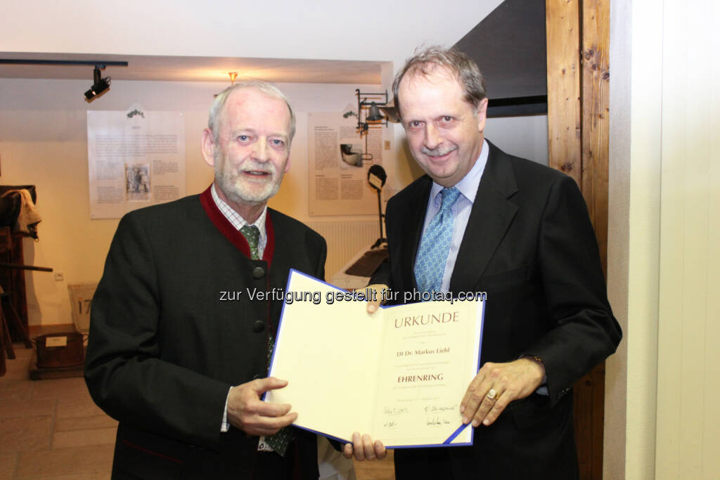 Brau Union Österreich Generaldirektor Markus Liebl (rechts) erhält Ehrenring der Stadtgemeinde Wieselburg von Bürgermeister Günther Leichtfried, © Aussendung (04.02.2015) 