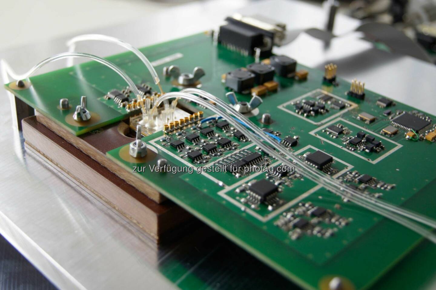 Forscher von Siemens Österreich haben in Zusammenarbeit mit dem Austrian Institute of Technology (AIT) eine Analyseplattform entwickelt, die Zellreaktionen direkt am Chip misst. Copyright: Siemens 