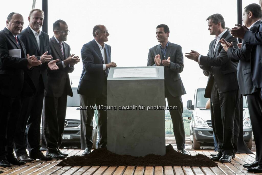 ua: Markus Schäfer, Bereichsvorstand Produktion und Supply Chain Management Mercedes-Benz Cars, Philipp Schiemer, Präsident von Mercedes-Benz do Brasil und CEO Lateinamerika, und Dimitris Psillakis, Pkw-Vertriebschef von Mercedes-Benz do Brasil: Mercedes-Benz legt Grundstein für neues Pkw-Werk in Brasilien, © Aussendung (06.02.2015)