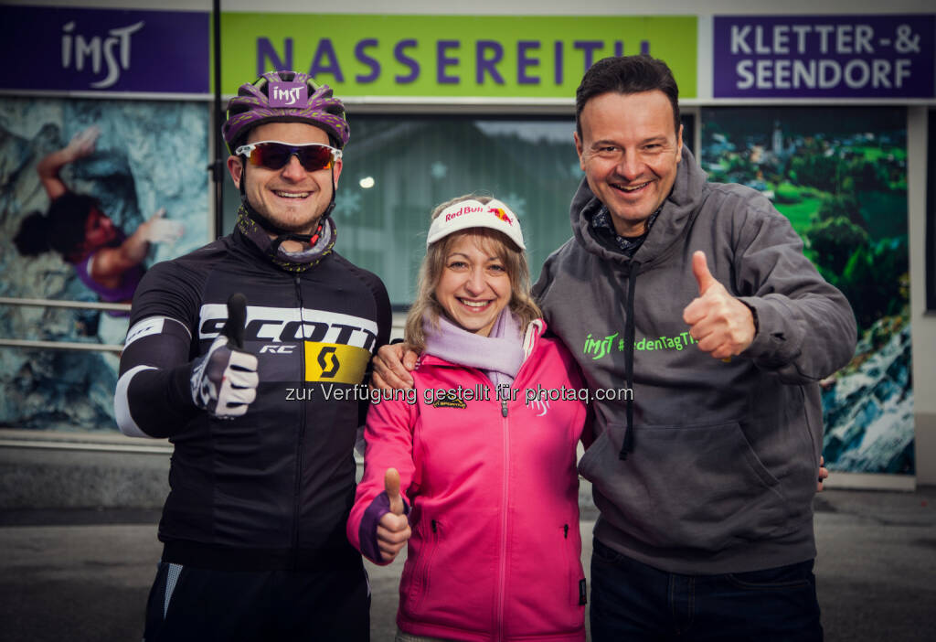 Kletter-Weltmeisterin Angela Eiter, Bike-Europameister Daniel Federspiel und Imst Tourismus GF Michael Mattersberger trafen sich kürzlich in Nassereith für ein gemeinsames Fotoshooting des Outdoor- und Bergsportmagazins GearBook.: No Sports Limits in der Ferienregion Imst, © Aussendung (06.02.2015) 