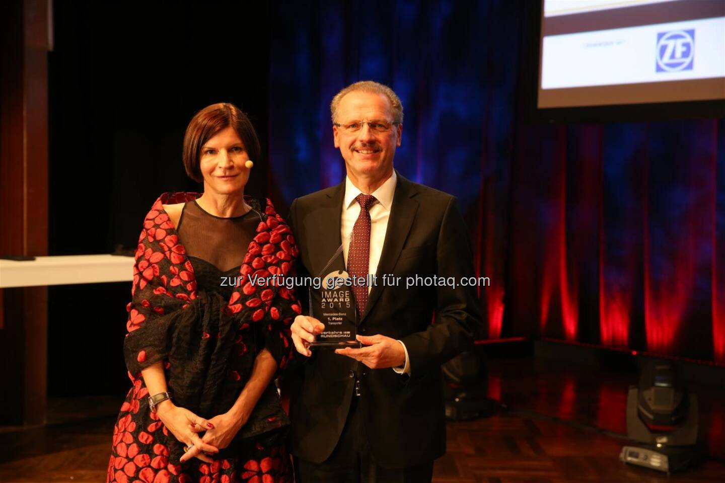 Birgit Bauer, Chefredakteurin VerkehrsRundschau, und Volker Mornhinweg, Leiter Mercedes-Benz Vans, bei der Preisverleihung des Image Award 2015 in der Kategorie „Transporter“ der VerkehrsRundschau
 