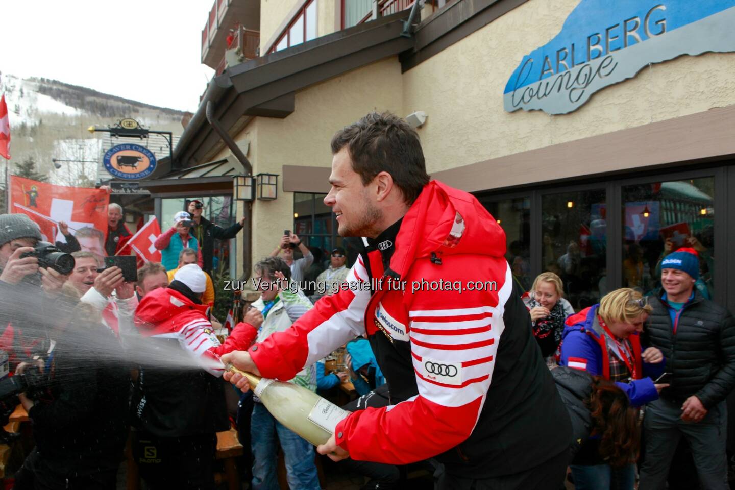 Abfahrtsweltmeister Patrick Küng feiert in der Arlberg Lounge: Lech Zürs Tourismus GmbH: Die Eidgenossen übernehmen die Arlberg Lounge