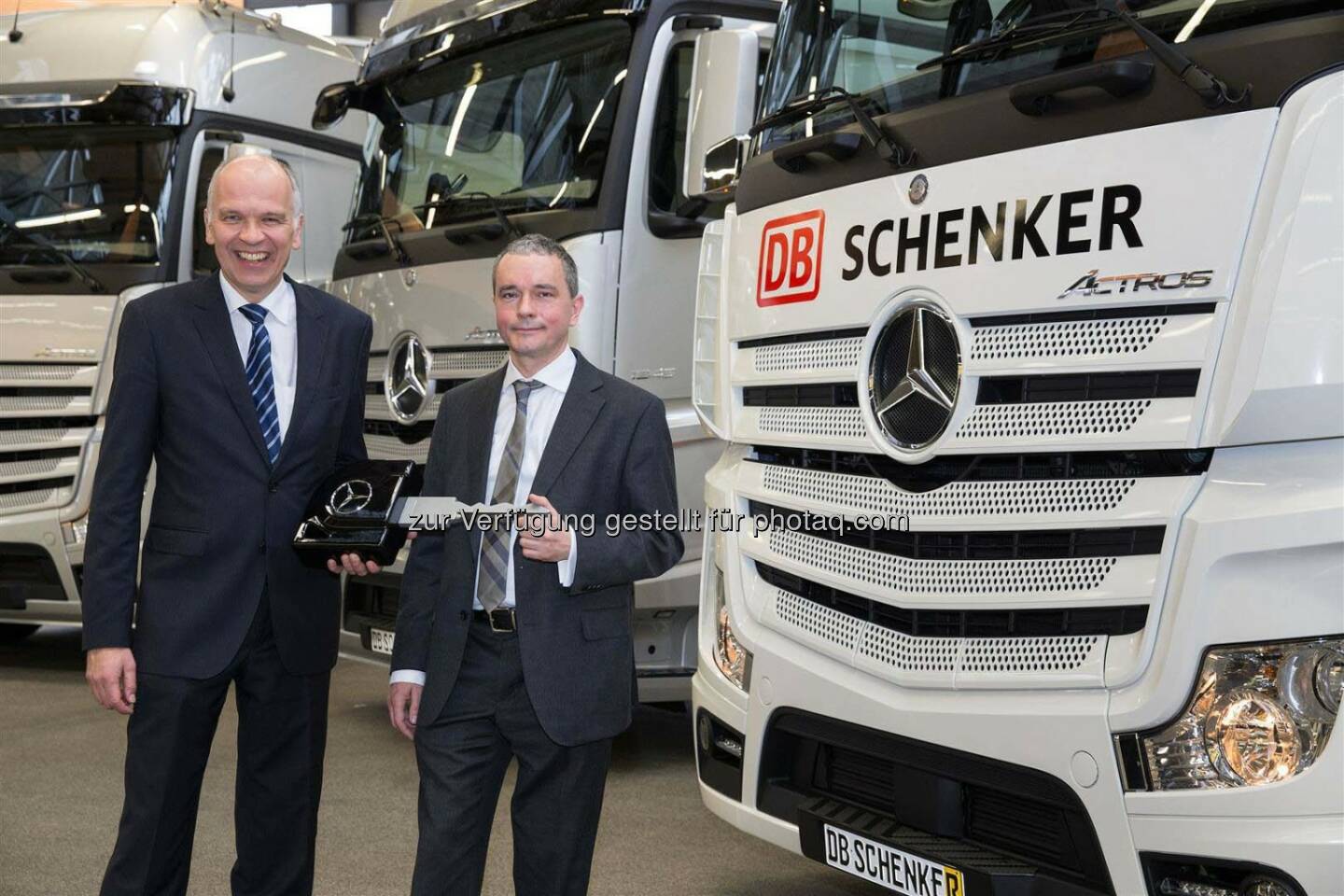 Ulrich Bastert, Leiter Vertrieb und Marketing Mercedes-Benz Trucks, übergibt symbolisch den Schlüssel für die neuen Mercedes-Benz Actros Formel 1-Race-trucks an Jochen Müller, zuständiger Vorstand Luftfracht, Messen/Spezialverkehre der Schenker Deutschland AG: DB Schenker übernimmt neue Mercedes-Benz Actros als Racetrucks für Mercedes AMG Petronas Formel 1-Team