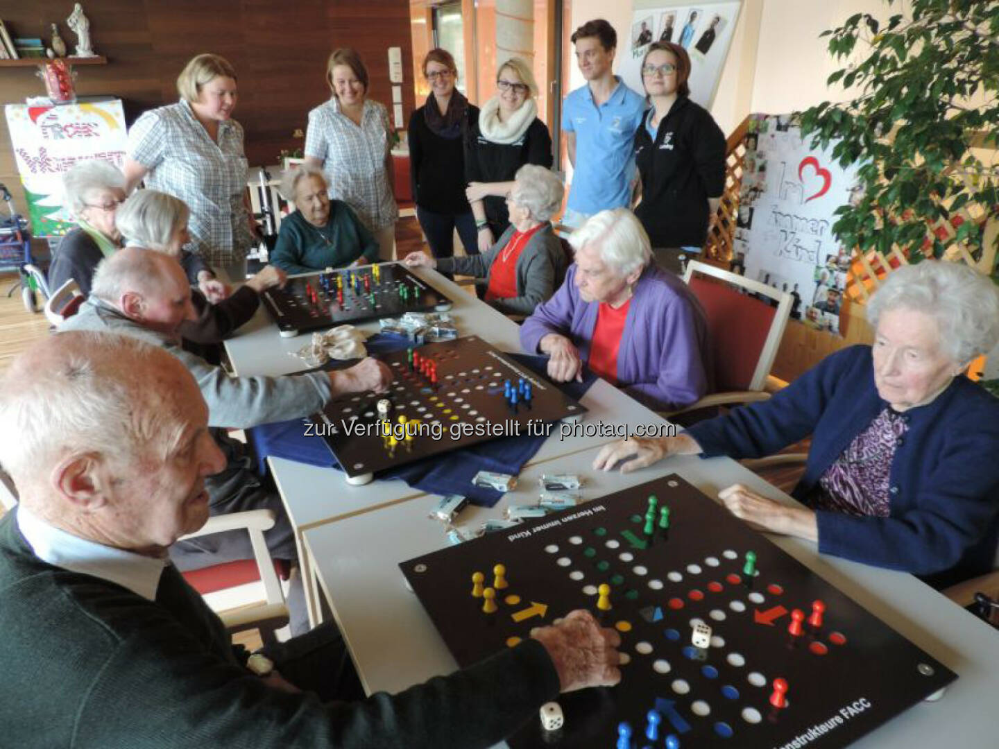 Die Bewohnerinnen und Bewohner des Bezirksaltenheims Gaspoltshofen wurden von FACC Lehrlingen mit „Mensch Ärgere Dich Nicht“-Spielen beschenkt. Zuvor wurden die Platten als Projektarbeit der Lehrlinge konstruiert und angefertigt. (Foto: FACC)