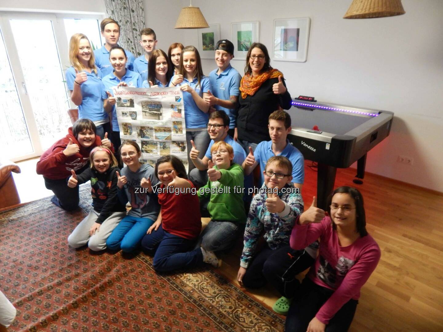 Die Kinder des Pro Juventute Hauses „Sonne“ mit dem FACC-Lehrlings-Projektteam bei der Übergabe des selbst entworfenen und gefertigten Airhockey-Tisches. (Foto: FACC)