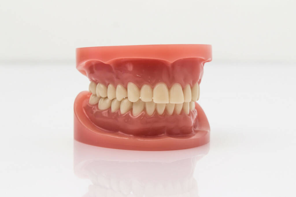Gebiss, Zahn, Zähne, http://www.shutterstock.com/de/pic-250037071/stock-photo-set-of-artificial-lower-and-upper-jaw-false-teeth-viewed-low-angle-across-a-wooden-table-with-copy.html, © www.shutterstock.com (09.02.2015) 