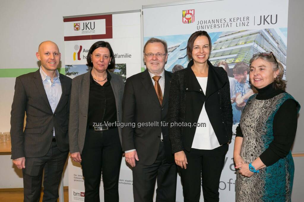 JKU-Operation Manager Alexander Freischlager, Vorsitzende des JKU-Arbeitskreises für Gleichbehandlungsfragen Andrea Bauernberger-Kiesl, JKU-Rektor Richard Hagelauer, Familienministerin Sophie Karmasin, Leiterin der Abteilung Gleichstellungspolitik Margit Waid: Sind Karriere bzw. Studium trotz Betreuungspflichten möglich? Die Johannes Kepler Universität (JKU) Linz setzt nachhaltige Maßnahmen zur Vereinbarkeit und bietet seit Jahren eine flexible Kinderbetreuung an. Im Herbst startet sogar eine eigene Betriebs-Krabbelstube., © Aussender (10.02.2015) 