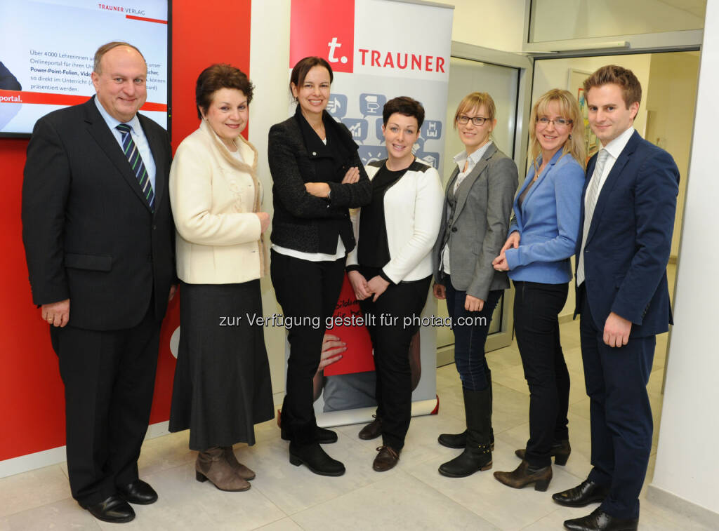 Bundesministerin Sophie Karmasin (3.v.l.) mit den Geschäftsführern Rudolf und Ingrid Trauner, den Mitarbeiterinnen Simone Humer und Claudia Bretbacher sowie der „nächsten Unternehmergeneration“ Sonja und Rudolf Trauner: Besuch im familienfreundlichen Trauner Verlag in Linz, © Aussender (10.02.2015) 