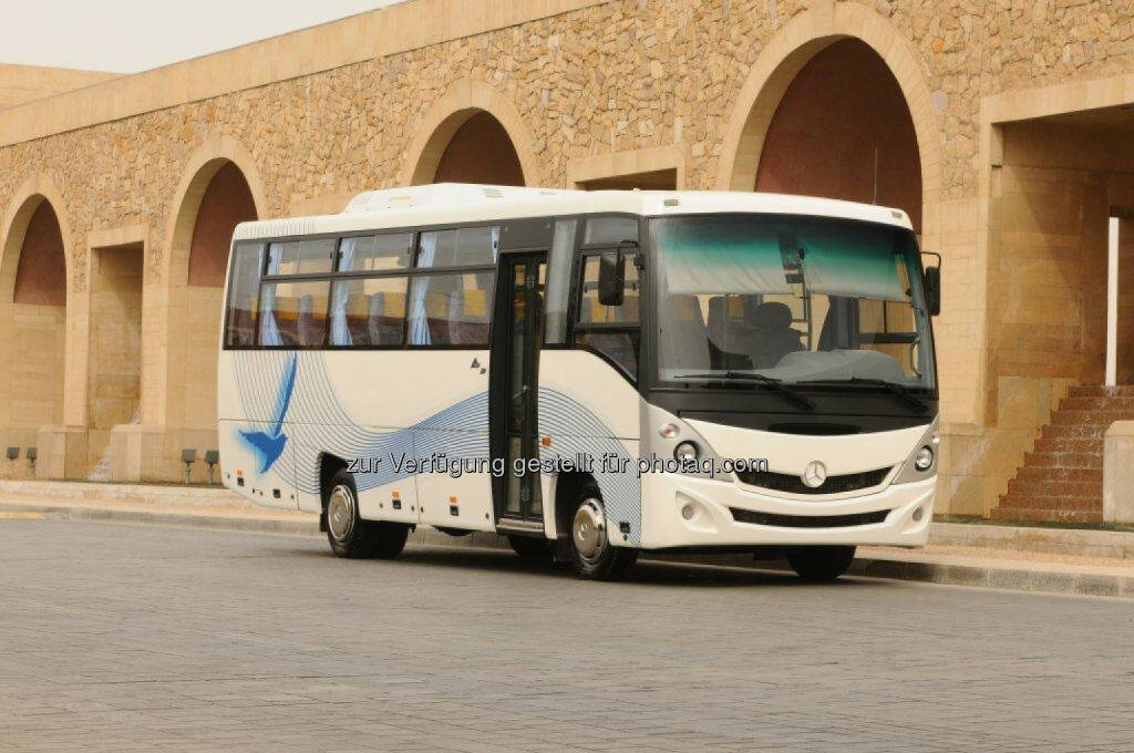 Daimler Buses startet mit dem Export von Bus-Fahrgestellen aus Indien: In der ägyptischen Hauptstadt Kairo läuteten Hartmut Schick, Leiter Daimler Buses, und Markus Villinger, Leiter Daimler Buses India, die Auslieferung der ersten Bus-Fahrgestelle an den langjährigen Geschäftspartner MCV ein., © Aussendung (10.02.2015) 