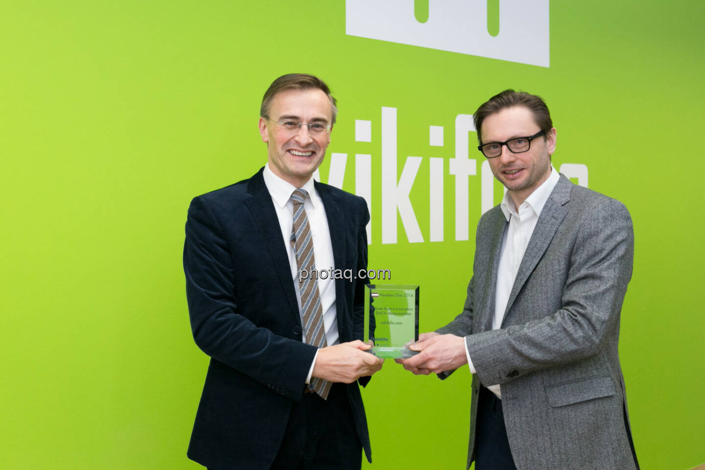 Josef Schuch, Deloitte, übergibt den Number One Award für Grösste Austro-Innovation in DACH-Aktienmärkten an Andreas Kern, CEO wikifolio