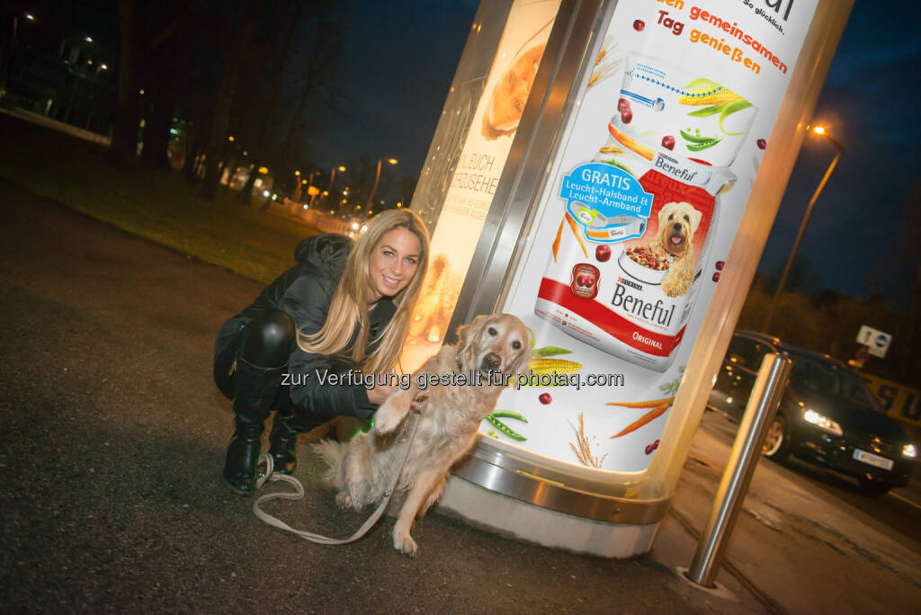 Yvonne Rueff und ihre Nikita: Purina PetCare Austria: Beneful Leucht-Säule sorgt für Spaß im Dunkeln, © Aussender (11.02.2015) 