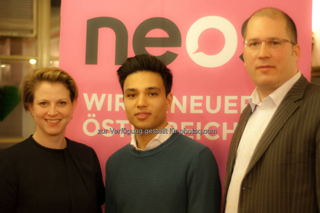 Neos Landessprecherin Beate Meinl-Reisinger mit den ersten Spitzennkandidaten für die Bezirksratswahlen: Yannick Shetty, 8. Bezirk, und Gregor Raidl, 1. Bezirk (11.02.2015) 