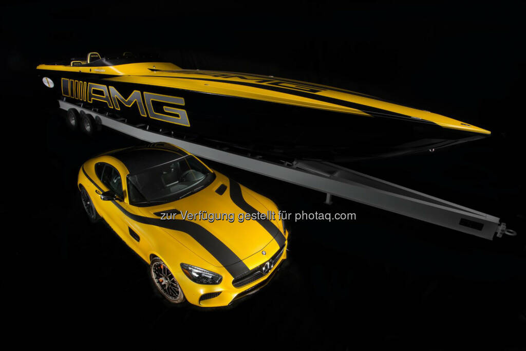 Mercedes: Bei der diesjährigen Miami International Boat Show präsentieren Cigarette Racing und Mercedes-AMG das jüngste Modell ihrer langjährigen Kooperation: das Cigarette Racing 50 Marauder GT S Concept – die maritime Übersetzung des neuen Sportwagens Mercedes-AMG GT S, der ebenfalls in Miami zu sehen ist: Mercedes-AMG GT S und Cigarette 50 Marauder/ Mercedes-AMG GT S and Cigarette 50 Marauder, © Aussendung (12.02.2015)