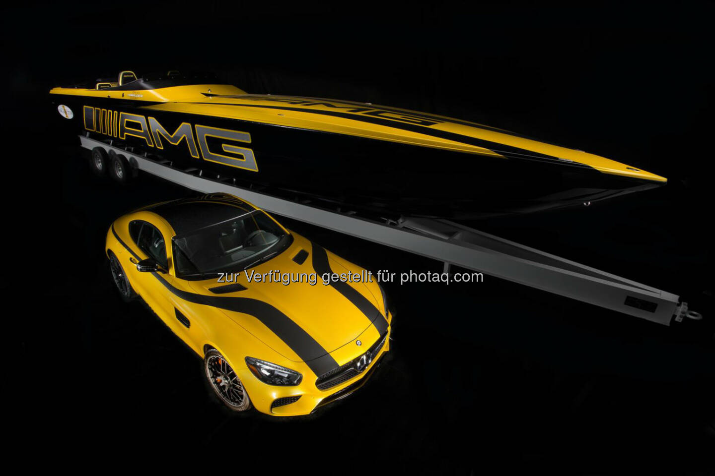 Mercedes: Bei der diesjährigen Miami International Boat Show präsentieren Cigarette Racing und Mercedes-AMG das jüngste Modell ihrer langjährigen Kooperation: das Cigarette Racing 50 Marauder GT S Concept – die maritime Übersetzung des neuen Sportwagens Mercedes-AMG GT S, der ebenfalls in Miami zu sehen ist: Mercedes-AMG GT S und Cigarette 50 Marauder/ Mercedes-AMG GT S and Cigarette 50 Marauder