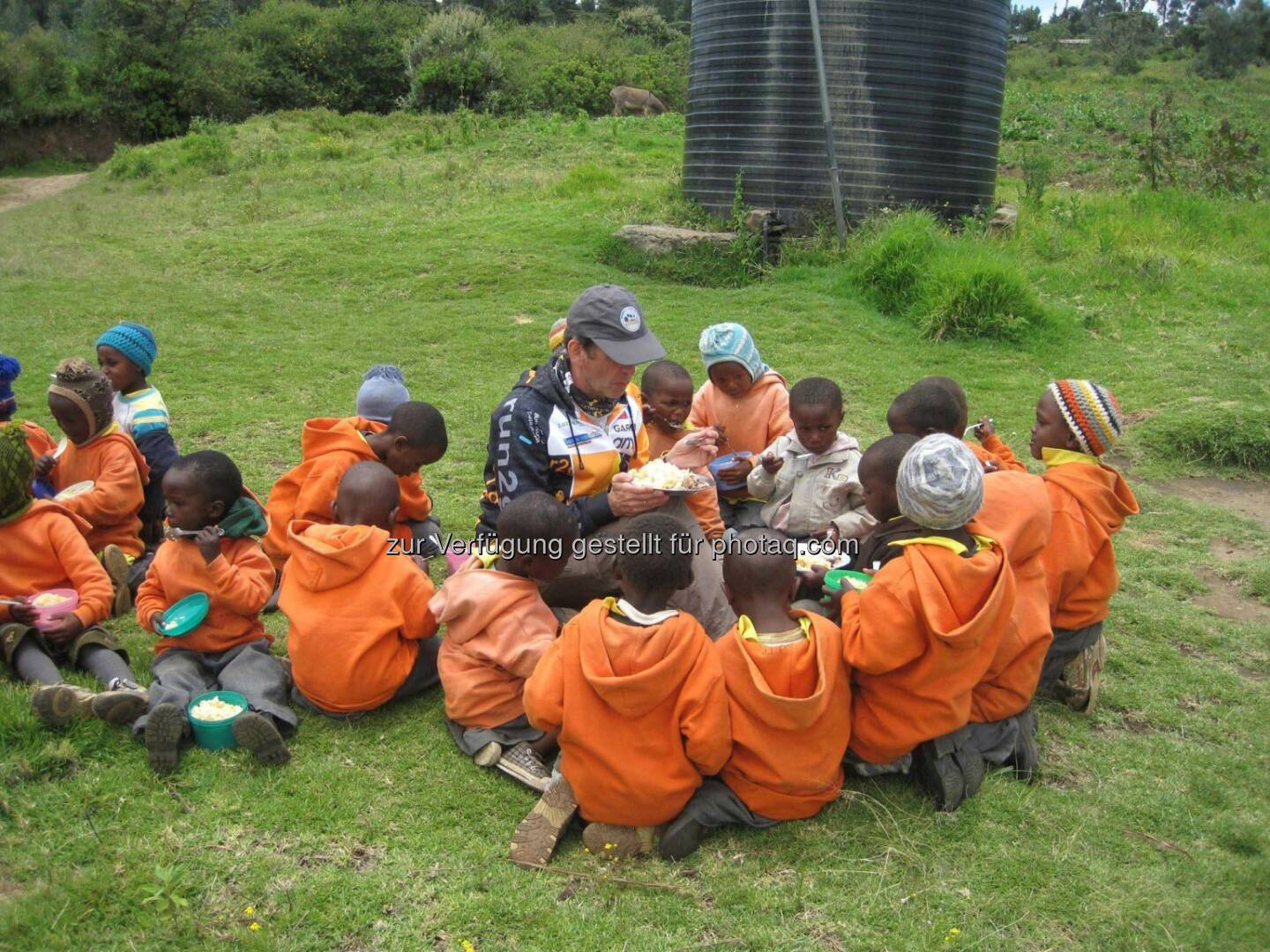 Thomas Kratky (Raiffeisen Informatik) im Waisenkindergarten in Kenia, Run2gether