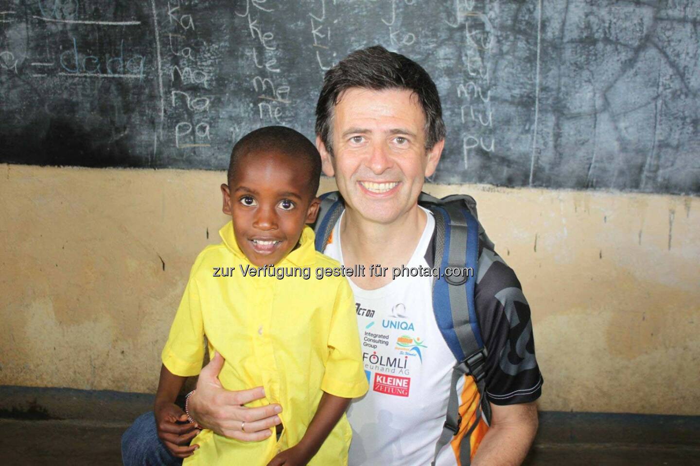 Thomas Kratky (Raiffeisen Informatik) im Waisenkindergarten in Kenia, Run2gether
