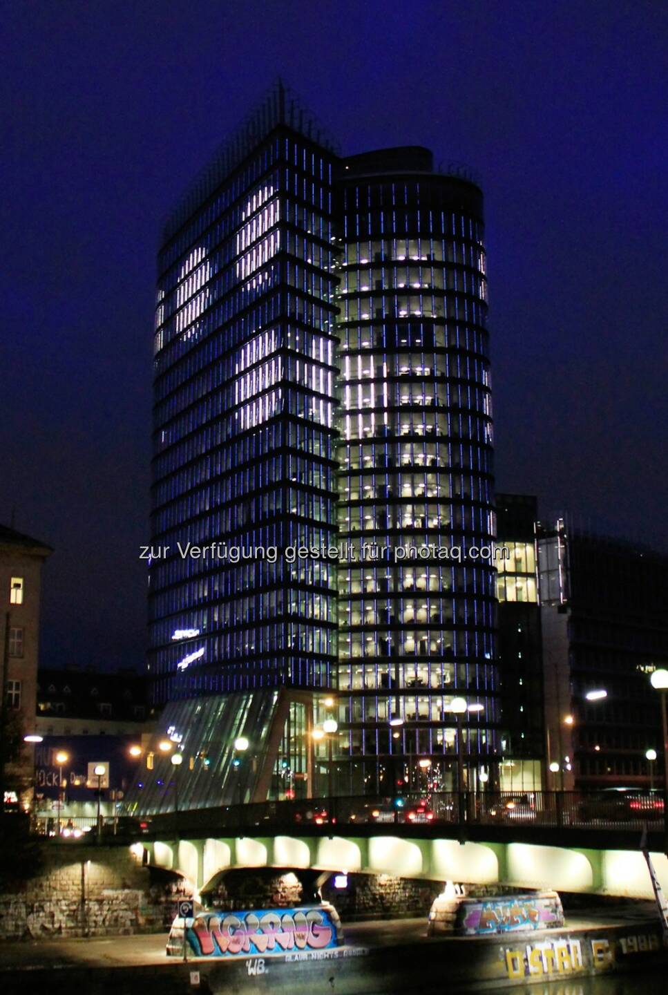 Uniqa Insurance Group AG: Kunst am Tower Teil zwei Schliere im Aug: Verschlüsseltes Gedicht zum 10-Jahr-Jubiläum des Uniqa Tower