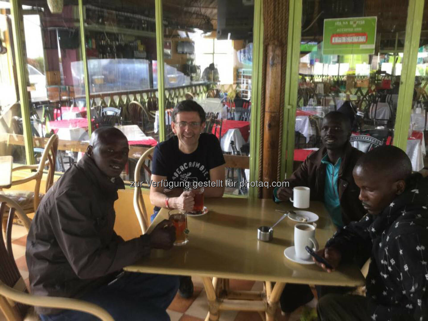 Thomas Kratky (Raiffeisen Informatik) mit Nahason Karuri, Isaac Kosgei und Julius Musyoka Makau von Run2gether in Kenia.
