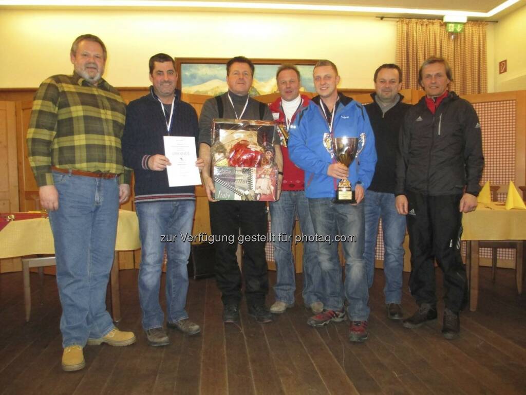 RHI-Konzernturnier im Eisschießen: 14 Teams aus unseren österreichischen Standorten fanden sich in der Leobener Eishalle ein, um sich im „Curling der Alpen“ zu messen. Glücklicher Sieger war das Team „Radenthein I“, gefolgt von „Breitenaus I“ und „Trieben II“, die sich auf den 2. beziehungsweise 3. Platz „schießen“ konnten! - mit freundlicher Genehmigung von https://www.facebook.com/pages/RHI-AG/133039406833055?fref=ts (15.02.2013) 