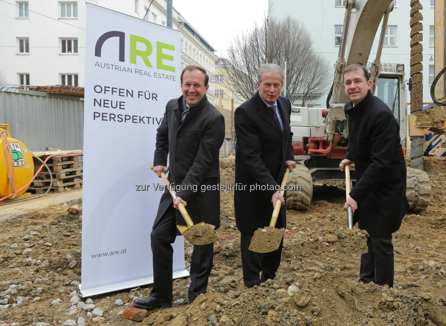 Wolfgang Gleissner (BIG), Reinhold Mitterlehner, Hans-Peter Weiss (BIG): Bundesministerium für Wissenschaft, Forschung und Wirtschaft: Mitterlehner: Neues Investitionsprogramm schafft mehr Wohnraum, stärkt Konjunktur und sichert Arbeitsplätze