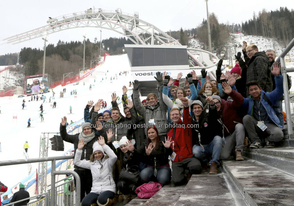 26 voestalpine-Lehrlinge drückten beim Teambewerb den österreichischen Skiläufern die Daumen. Die Lehrlinge verfolgten das Rennen aus dem voestalpine skygate und jubelten über die erste Goldmedaille für Österreich http://voestalpine-wm-blog.at/2013/02/14/voestalpine-lehrlinge-feiern-erste-osterreichische-goldmedaille/#.UR4-sY7aK_Q, © <a href=