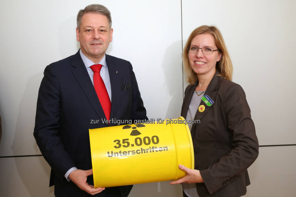 BM Andrä Rupprechter und Global 2000 Geschäftsführerin Leonore Gewessler: : Global 2000 Petition an BM Andrä Rupprechter: Internationales Recht muss für AKW Dukovany angewendet werden, © Aussender (20.02.2015) 