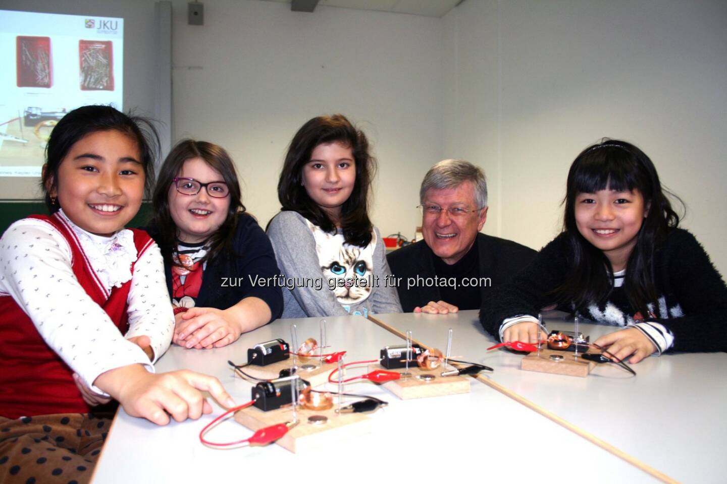 Prof. Bernhard Zagar (JKU Linz) mit den Mädchen  Jing Jing, Julia, Ayse und Ling von der VS 16 Jahnschule Linz und ihren selbst gebastelten Elektromotoren: Girls Day Junior