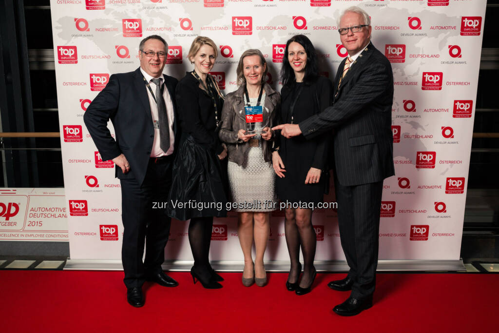 Werner Vogelsang, Senior Director Human Resources DHL Express Österreich (rechts außen) mit DHL Epress Mitarbeitern: DHL Express wurde erstmalig als Top Employers Austria 2015 zertifiziert, © Aussendung (25.02.2015) 