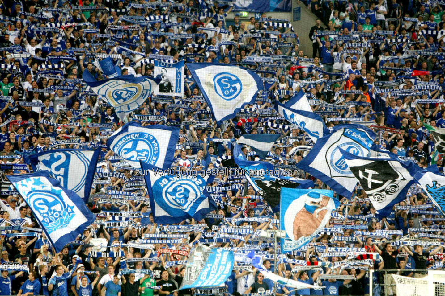 Schalke 04, Fussball, Fahnen, Fans, <a href=http://www.shutterstock.com/gallery-1100387p1.html?cr=00&pl=edit-00>Ververidis Vasilis</a> / <a href=http://www.shutterstock.com/editorial?cr=00&pl=edit-00>Shutterstock.com</a>, Ververidis Vasilis / Shutterstock.com