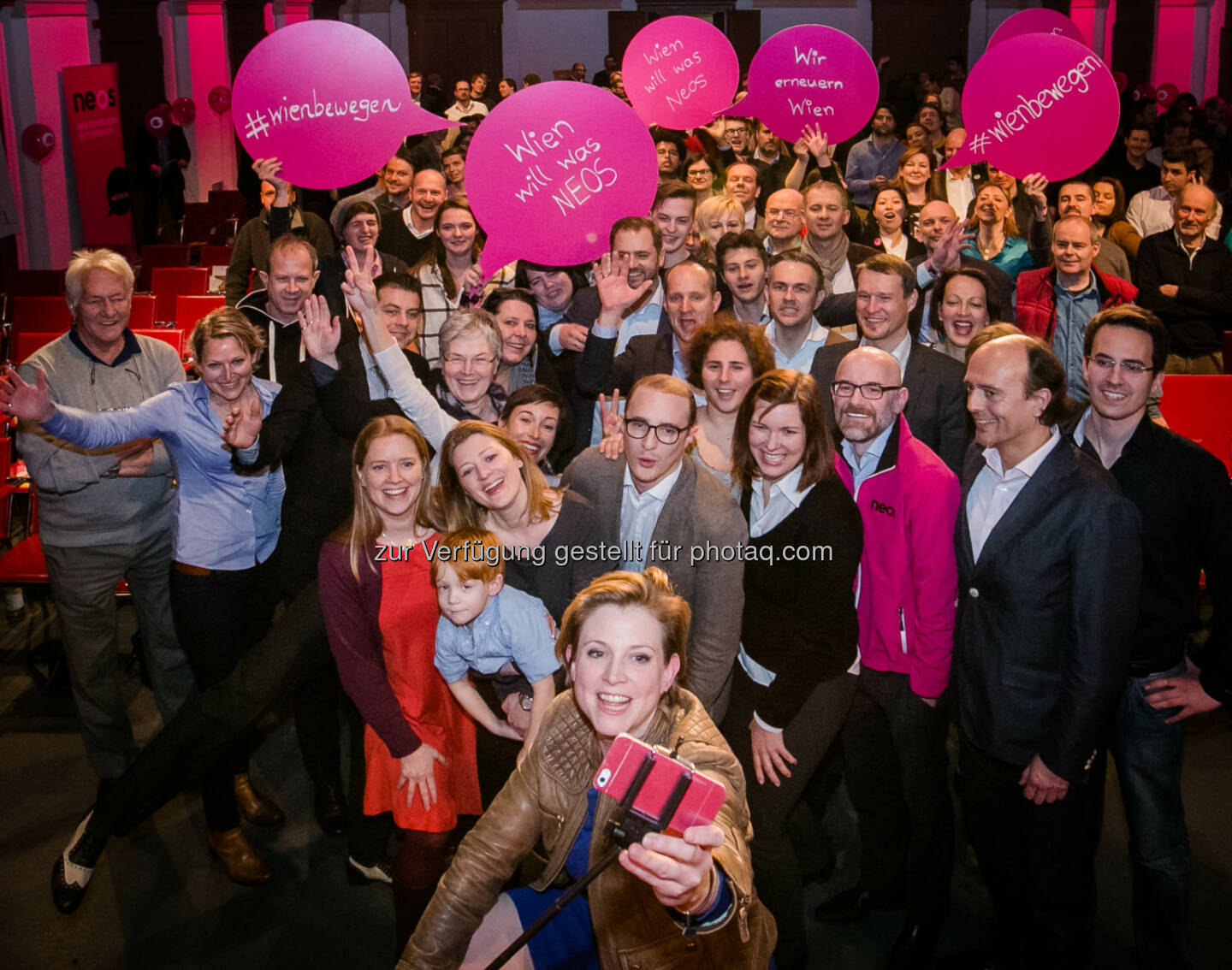 Neos-Spitzenkandidatin Beate Meinl-Reisinger mit den Neos Kandidat_innen für die Wiener Gemeinderatswahl und Neos-Wien-Mitgliedern: Wahlkonvent von Neos Wien: Beate Meinl-Reisinger ist Spitzenkandidatin