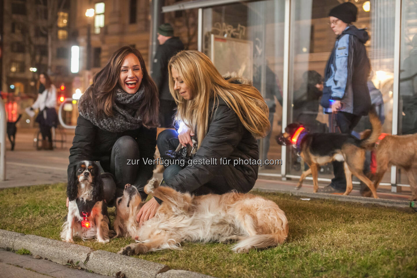 Moderatorin Sasa Schwarzjirg mit Hünding Nala und Charity Lady Yvonne Rueff mit Hündin Nikita