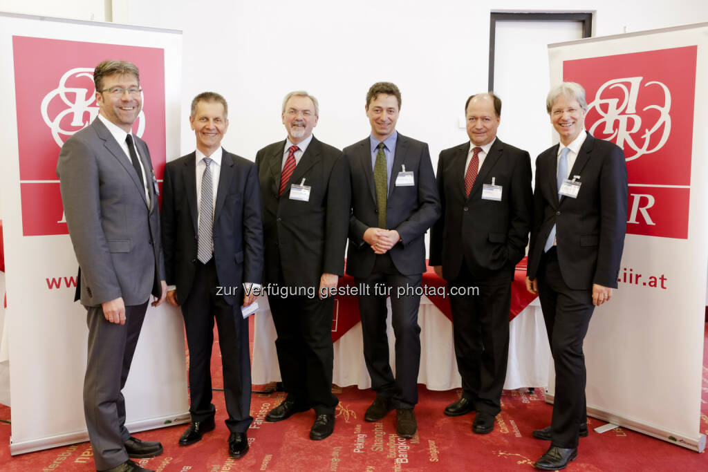 Moderator Bernd Winter (Verkehr Wochenzeitung), Erich Forster (Westbahn), Friedrich Zibuschka (Amt der NÖ Landesregierung), Christian Chimani (AIT Austrian Institute of Technology), Ronald Chodász (Verband der Bahnindustrie) und Sebastian Kummer (WU Wien): IIR GmbH: Ein Land ohne Papierfahrschein: 14 Millionen Niederländer fahren öffentlich mit der Chipkaart, © Aussendung (03.03.2015) 