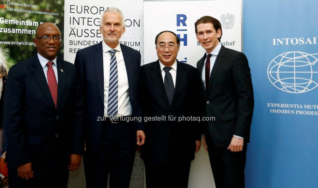 Unterzeichnung eines gemeinsames Entwicklungszusammenarbeitsprojekts von Außenminister Sebastian Kurz mit Rechnungshofpräsident Moser in Anwesenheit von UN-Untergeneralsekretärs Wu Hongbo, dem Leiter des Rechnungshofes Südafrika und Leiter des Intosai Komitees für Kapazitätsaufbau Kimi Makwetut (05.03.2015) 