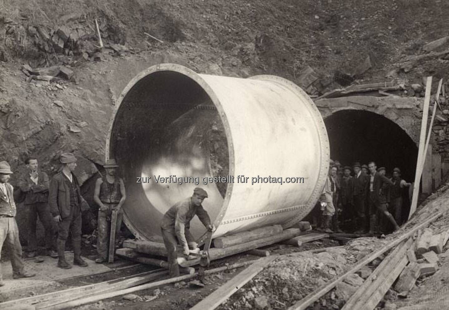 Ein Streifzug durch das VERBUND-Bildarchiv: 1924 arbeitete man intensiv am Wasserstollen für das Kraftwerk Arnstein in der Steiermark.
Mehr zum Kraftwerk unter www.verbund.com/arnstein  Source: http://facebook.com/verbund