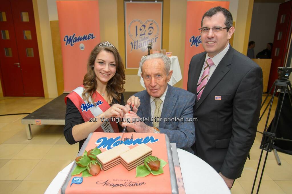 Manner Miss Bonbon, Carl Manner (Aufsichtsratspräsident und Enkel des Firmengründers) sowie Alfred Schrott (Vorstand für Marketing & Vertrieb) : Josef Manner & Comp. AG: 125 Jahre Manner Event - Jubiläumsfeier am Stephansplatz, © Aussendung (05.03.2015) 