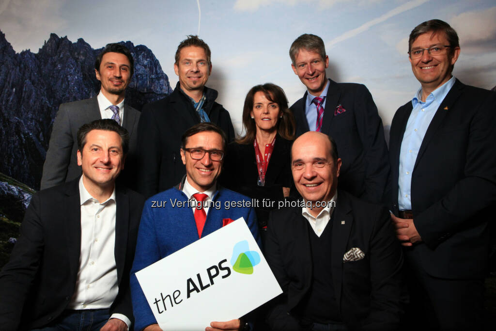 Maurizio Rossini (Trentino Turismo), Josef Margreiter (Tirol Werbung), Gaudenz Thoma (Graubünden Ferien), Marco Pappalardo (Südtirol Marketing), Harry John (BE! Tourism), Uli Rubner (Südtirol Marketing), Marcel Perren (Luzern - Vierwaldstättersee), Damian Constantin ( Valais Promotion) Nicht im Bild: Marc Bechet (Rhone Alpes Tourisme): theAlps: AlpNet: Der Alpentourismus bündelt seine Kräfte, © Aussender (05.03.2015) 