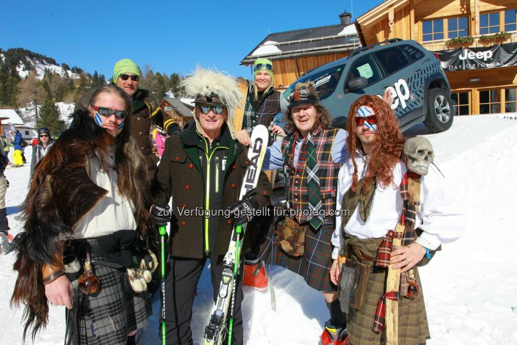 Werner Pucher (Styrian Highland Devils), Turracher Höhe Pistenbutler Elmar, Franz Klammer, Turracher Marketingchefin Elke Basler, Thomas MC Fetzn Rettl und Michael Flecker (Styrian Highland Devils): Turracher Höhe Marketing GmbH: Carving im Kilt mit Franz Klammer, © Aussendung (09.03.2015) 