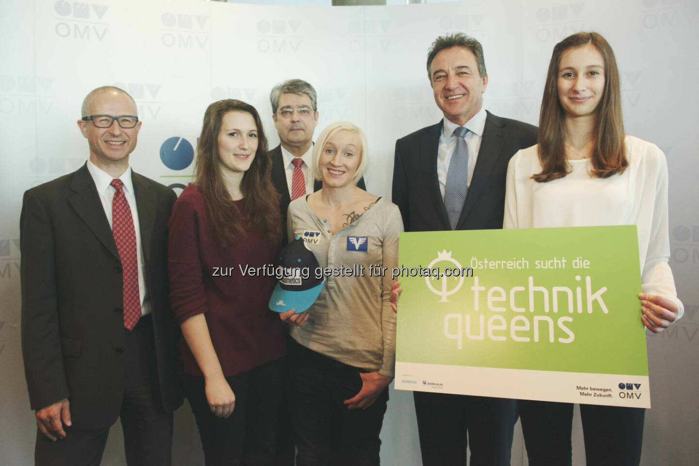 Borealis Vorstandsmitglied Alfred Stern, Technikqueen Verena Mitterauer, Siemens Österreich Generaldirektor Wolfgang Hesoun, Skispringerin Daniela Iraschko-Stolz, OMV Generaldirektor Gerhard Roiss, Technikqueen Viktoria Zach: Österreich sucht Technikqueens, Fotocredit: OMV