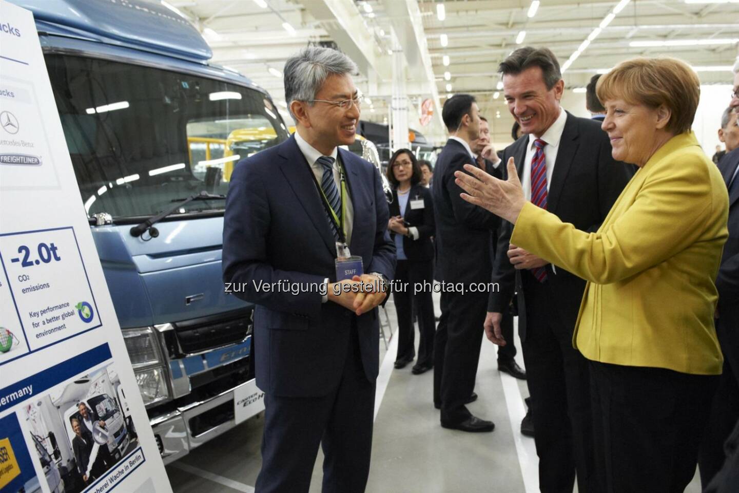 Angela Merkel besucht Daimler Trucks in Japan