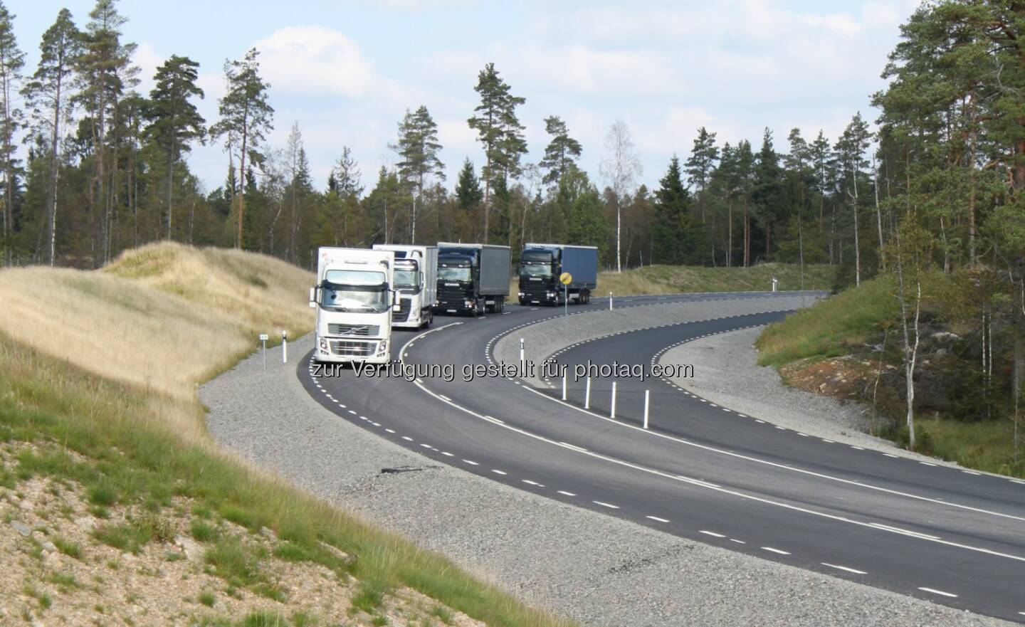 Kapsch AG: Höhere Sicherheit und geringerer Treibstoffverbrauch durch zukunftsweisende Technologien im Güterverkehr - V2X-Technologie für LKW-Platooning (Bild: Kapsch AG/RelCommH)