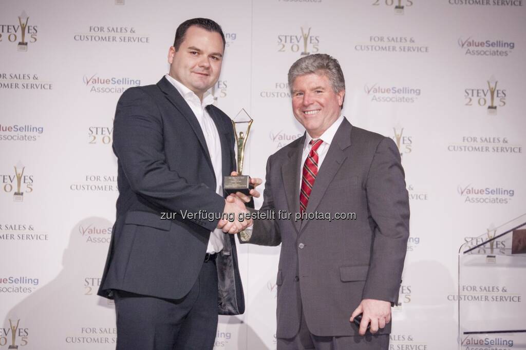 Arthur Markiewicz (CCC Project Management), Michael Gallagher (Stevie Organisator) - CCC Holding GmbH: CCC im Rahmen der Stevie® Awards dreimal ausgezeichnet (Bild: The Stevie® Awards), © Aussendung (12.03.2015) 