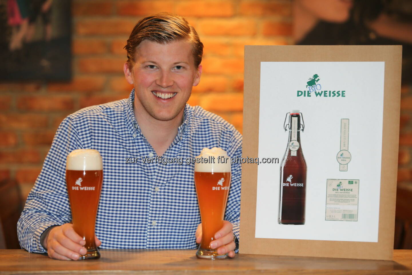 Braumeister und GF Felix Gmachl von der Salzburger Weissbierbrauei mit seiner Bio-Weissen ohne Gluten: Salzburger Weissbierbrauerei: Weltneuheit am Biermarkt kommt aus Salzburg