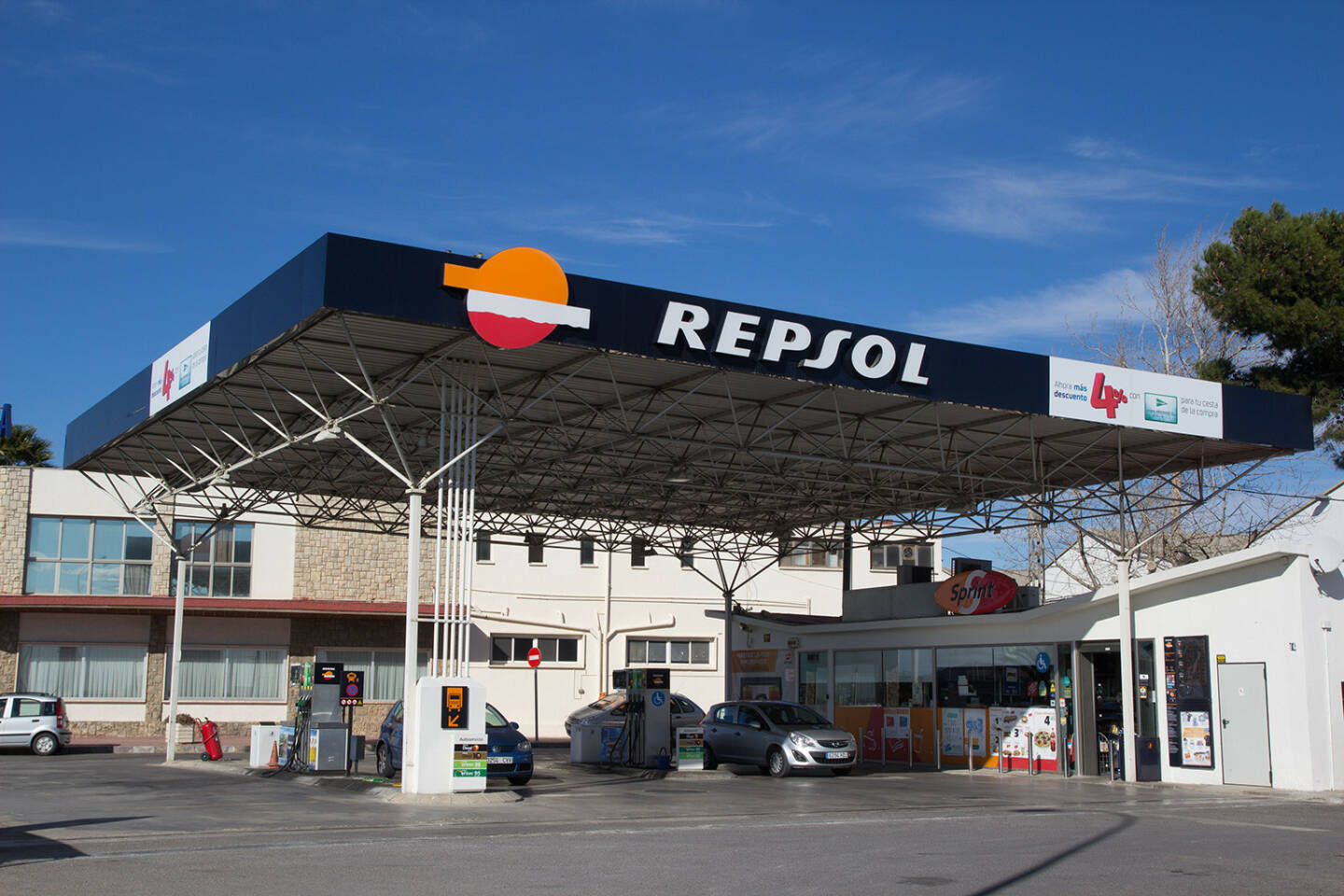 Repsol, Tankstelle <a href=http://www.shutterstock.com/gallery-221230p1.html?cr=00&pl=edit-00>Rob Wilson</a> / <a href=http://www.shutterstock.com/editorial?cr=00&pl=edit-00>Shutterstock.com</a>