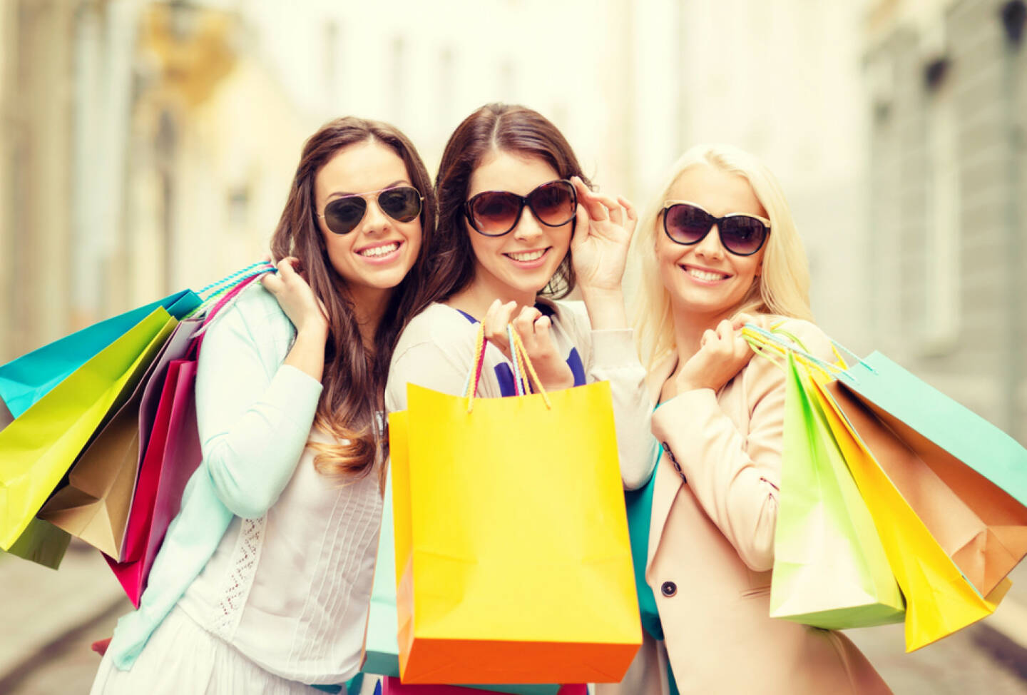 Shopping, Verbraucher, Konsum, Schlussverkauf, Sale, kaufen, einkaufen, ausgeben, http://www.shutterstock.com/de/pic-191344820/stock-photo-shopping-sale-happy-people-and-tourism-concept-three-beautiful-girls-in-sunglasses-with.html