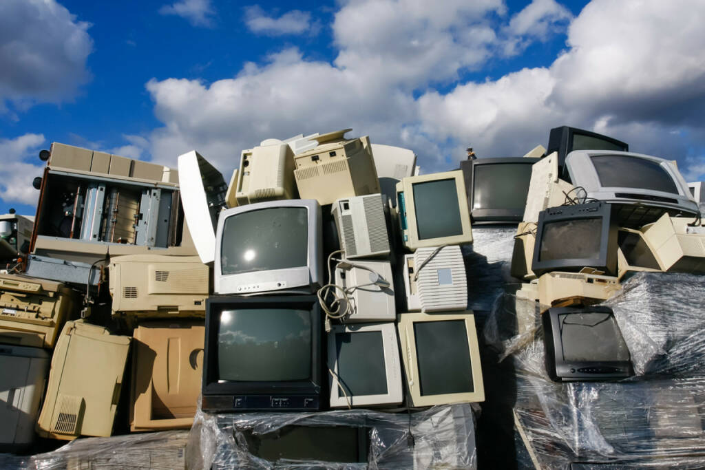 Konsum, Fernseher, Schrott, Junk, Elektroschrott, Verbraucher, Elektronik, http://www.shutterstock.com/de/pic-151665791/stock-photo-junked-crts-computer-monitors-tvs-and-old-printers-for-recycling-or-safe-disposal-recycling-any.html, © www.shutterstock.com (15.03.2015) 